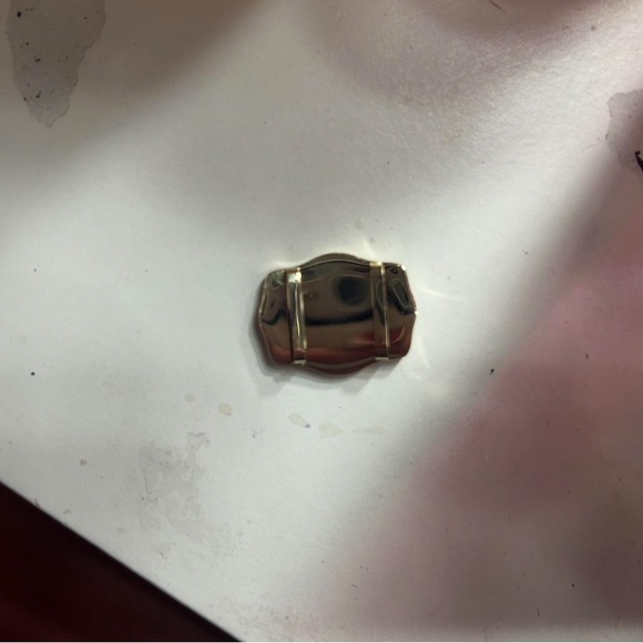 Gold Initial 'R' Pendant - Picture 2 of 2